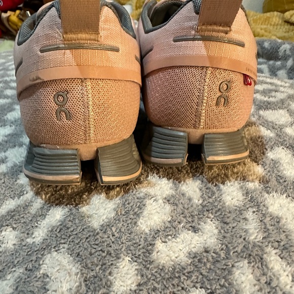 On cloud Pink sneakers - Picture 2 of 4